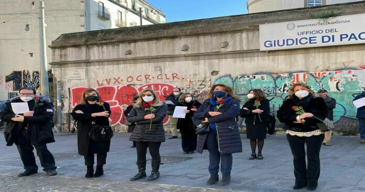 Napoli, Flash mob dei giudici di pace: Manifestanti “armati” di rose rosse