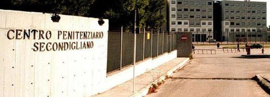 Cade dal tetto del carcere di Secondigliano, muore dopo un volo 10 metri