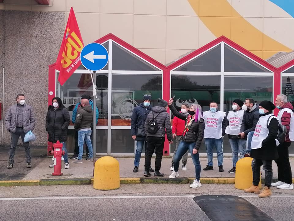 Cento lavoratori ex Auchan rischiano il lavoro