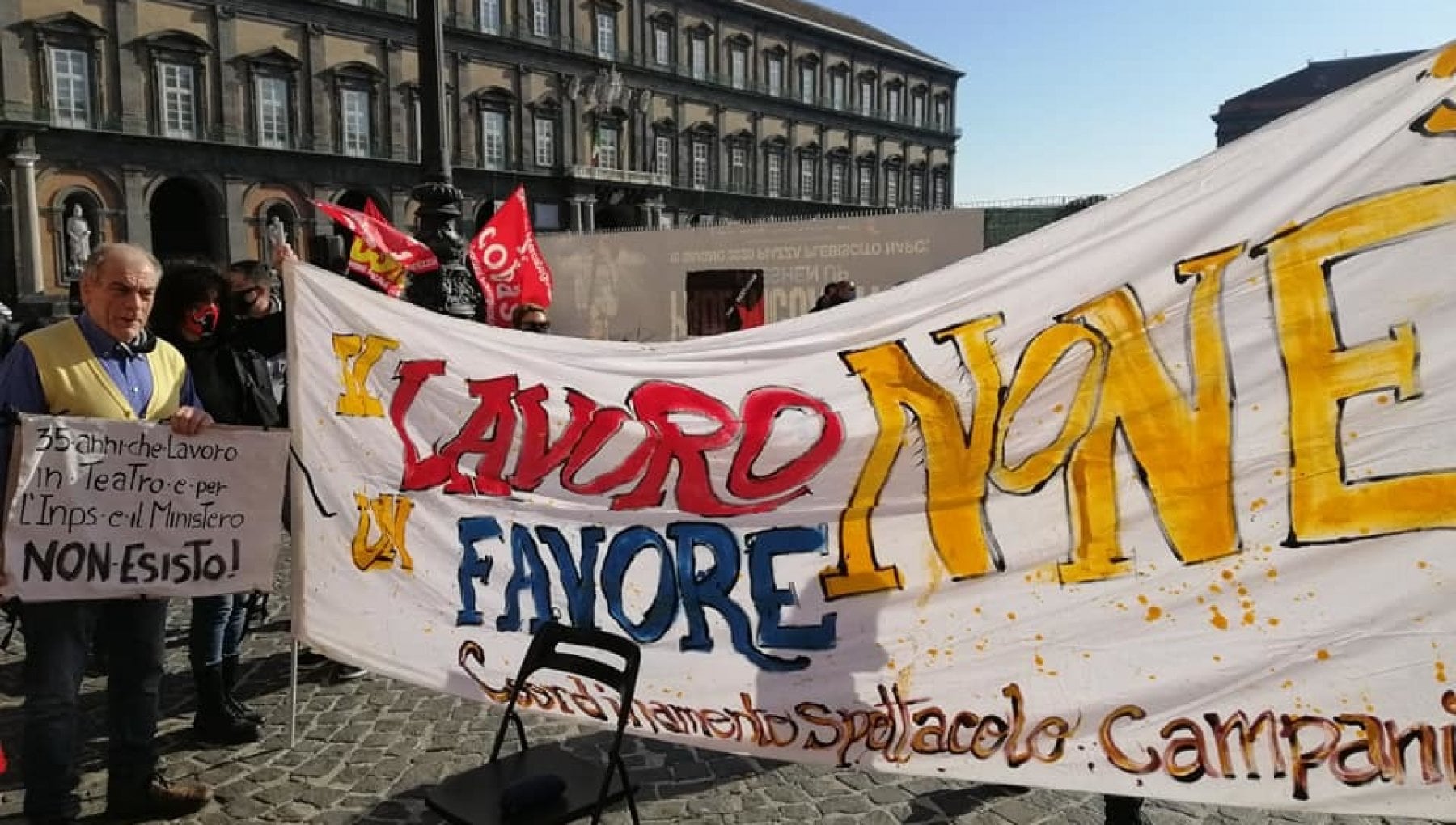 Napoli, la protesta dei lavoratori dello spettacolo: “Il lavoro non è un favore”