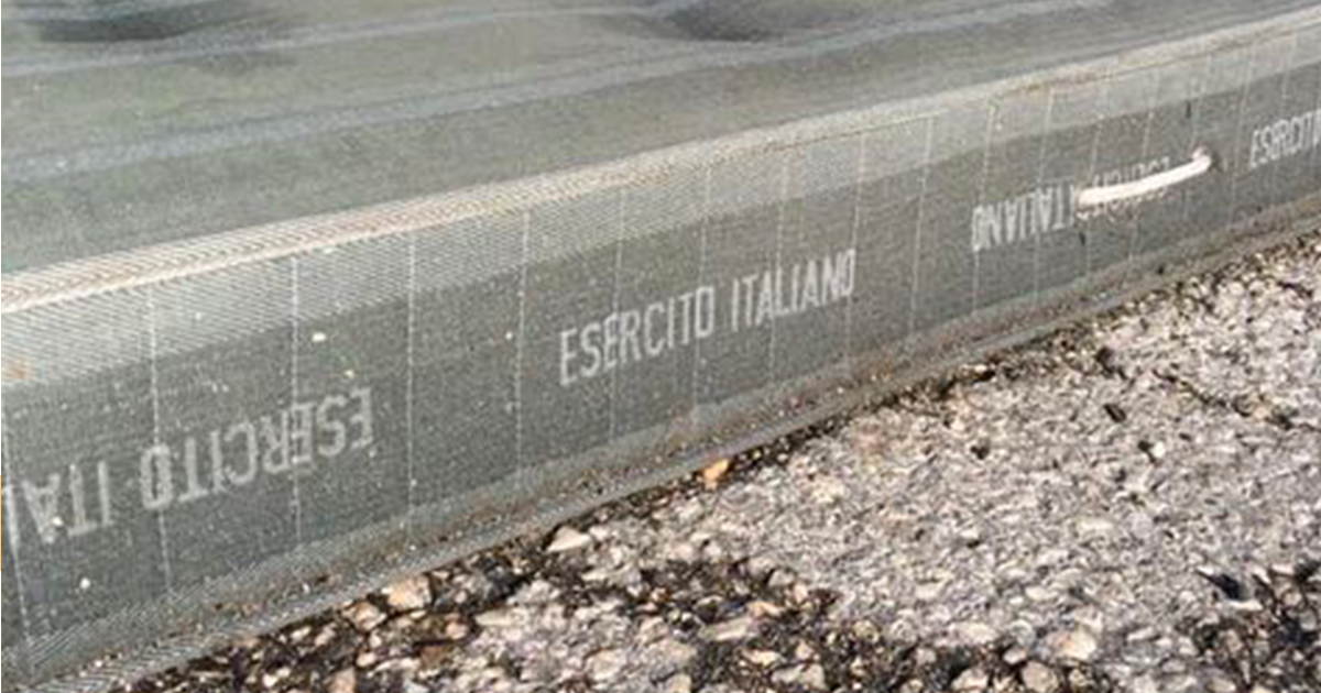 Afragola. Materassi donati dall’esercito abbandonati per strada. La denuncia di Borrelli: “Una vicenda indegna”