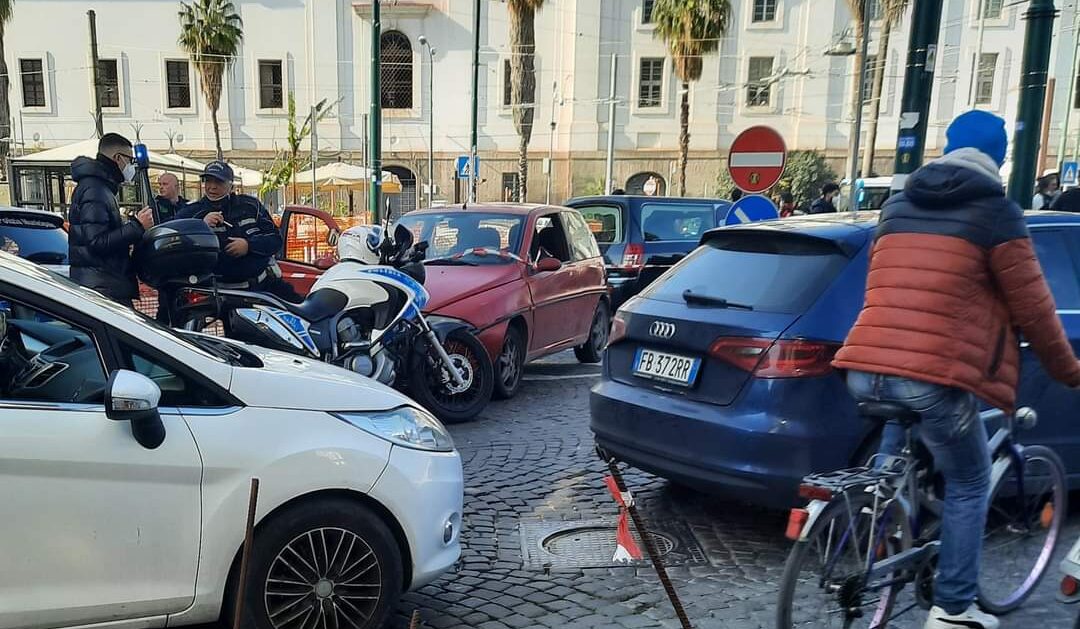 Improvviso malore, donna muore a piazza Carlo III
