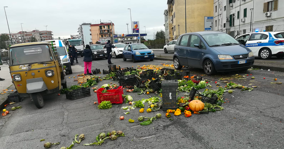 Aggressione alla Polizia Municipale: L’apecar era rubato e loro erano abusivi
