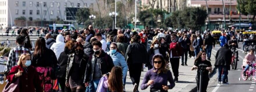 Folla sul lungomare anche in zona arancione