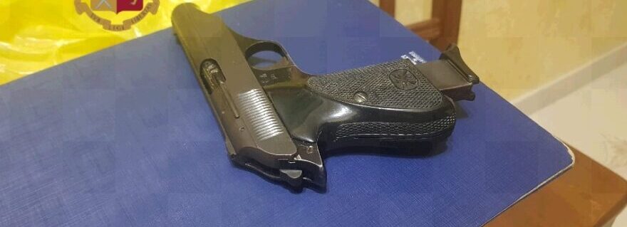 Afragola: Pistola nascosta nel cassetto, arrestato 72enne