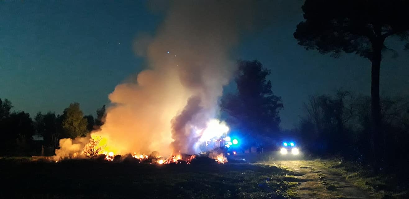 Cesa. Incendio divampato nella zona Arena: sul posto i Vigili del fuoco. Scoppia la rabbia tra i residenti