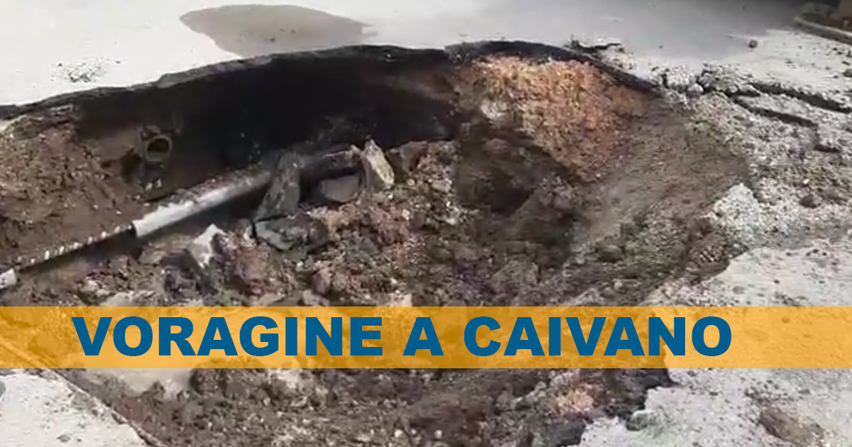 Caivano, si apre voragine sul manto stradale: inceppato automezzo raccolta rifiuti