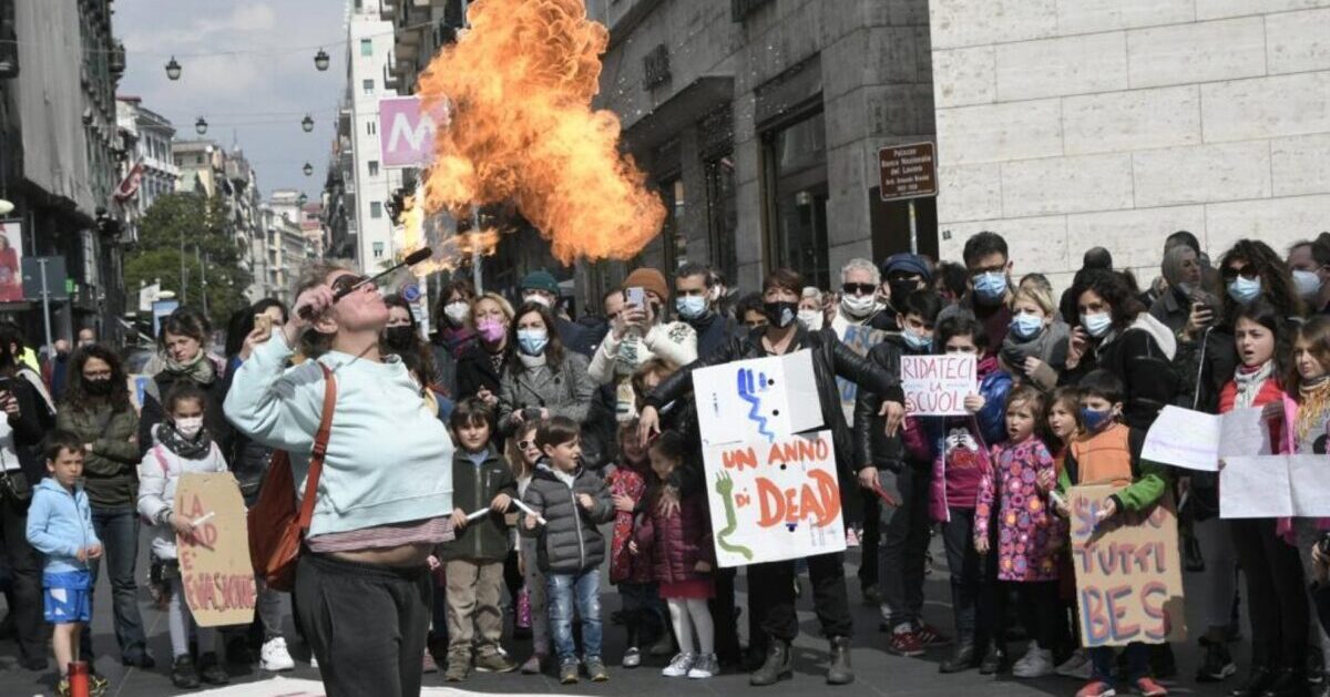 No Dad in piazza a Napoli, ma i bambini sono senza mascherine e distanze