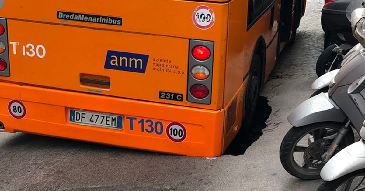 Voragine in via Aniello Falcone, autobus sprofonda nella buca