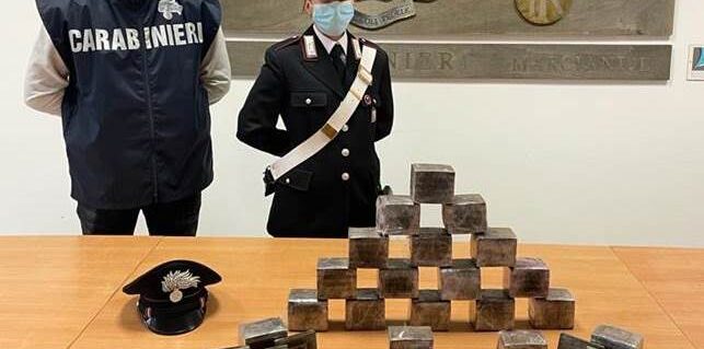 Casoria: Bloccato con 100 panetti di hashish nascosti nell’auto. Arrestato un 57enne