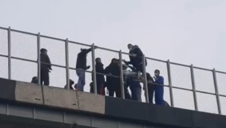 Minaccia di gettarsi dal ponte dell’asse mediano tra Frattamaggiore e Cardito, salvato