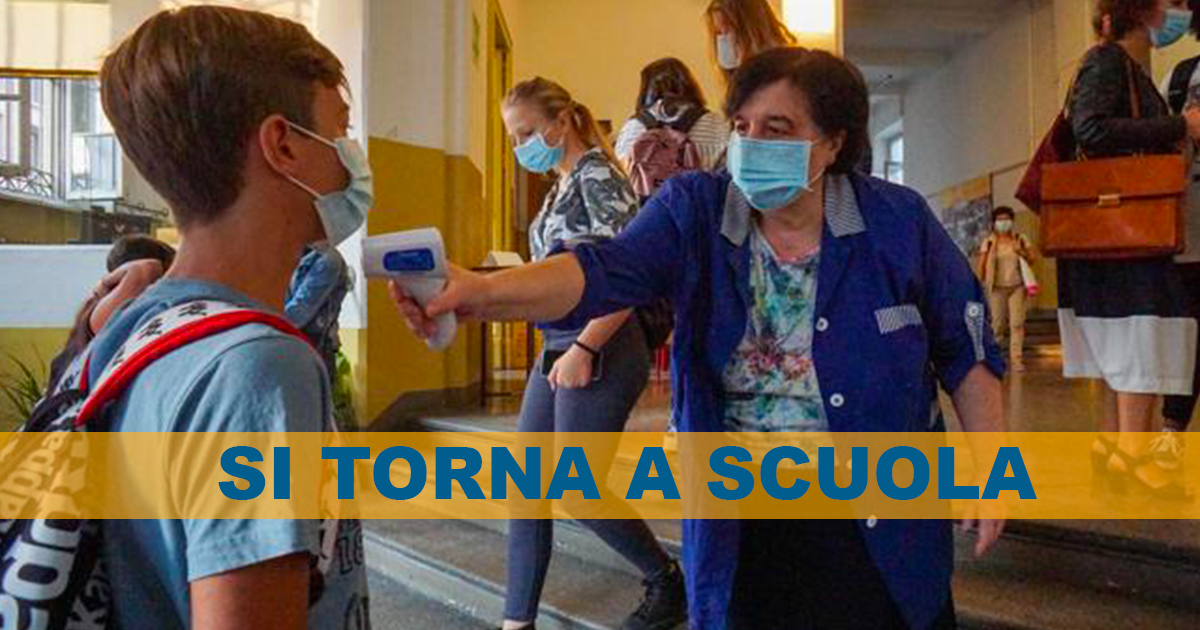 Si torna a scuola a Napoli, applausi a suono campanella