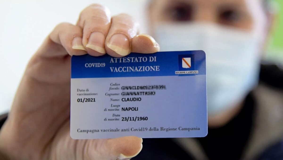 De Luca firma l’ordinanza, arriva la Card Vaccinale. Meno restrizioni per chi la possiede