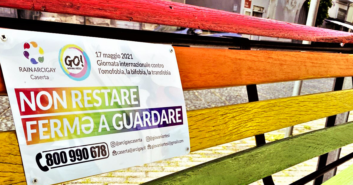 Orta di Atella. L’associazione Giovani Ortesi realizza la prima panchina con i colori arcobaleno