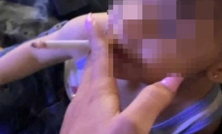 Afragola: mamma passa una sigaretta a suo figlio piccolissimo. Borrelli: “I servizi sociali devono intervenire”