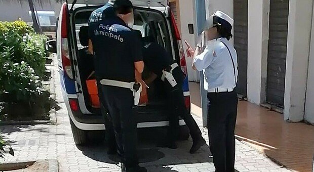 Pozzuoli: Tensione a Via Napoli durante i controlli