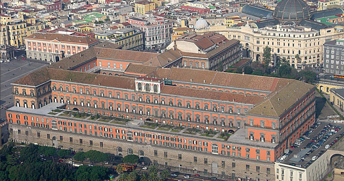 Principio di incendio domato a Palazzo Reale a Napoli