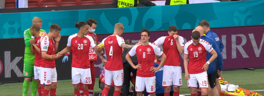 Malore in campo per Eriksen, massaggio cardiaco per il centrocampista