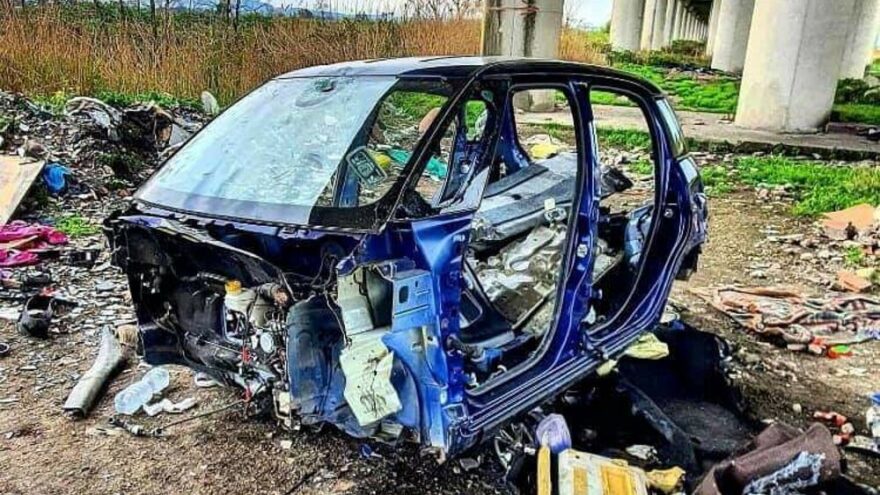 Giugliano: Scoperto “cimitero” di auto rubate e date alle fiamme