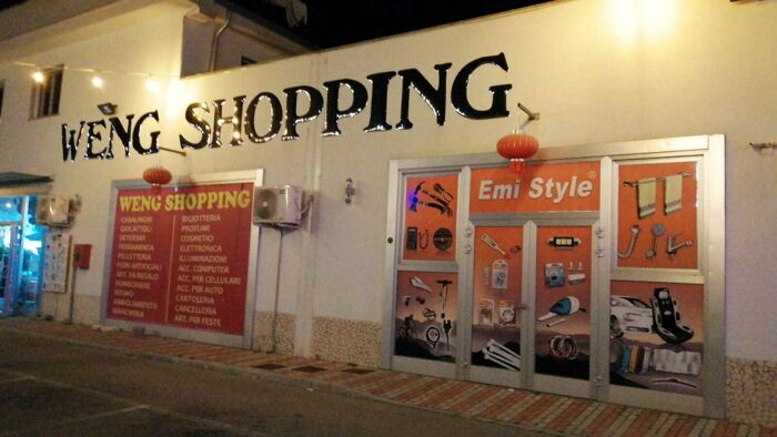 Appicca un incendio nel maxi store in via Appia: incastrato dalle telecamere di videosorveglianza