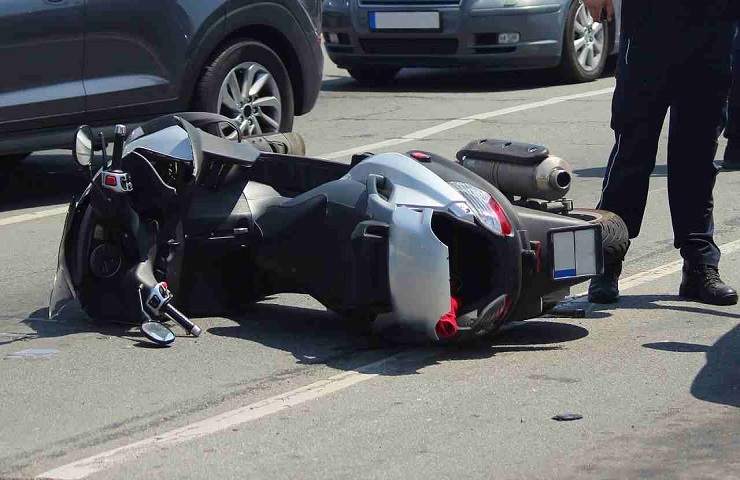 Qualiano: Tragico impatto tra un camion e uno scooter, muore un 30enne di Marano