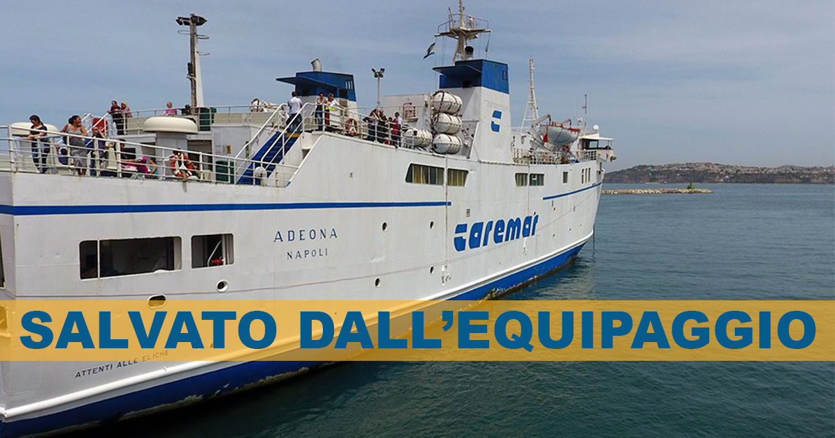 Voleva gettarsi dal traghetto di ritorno da Ischia, salvato dal personale di bordo