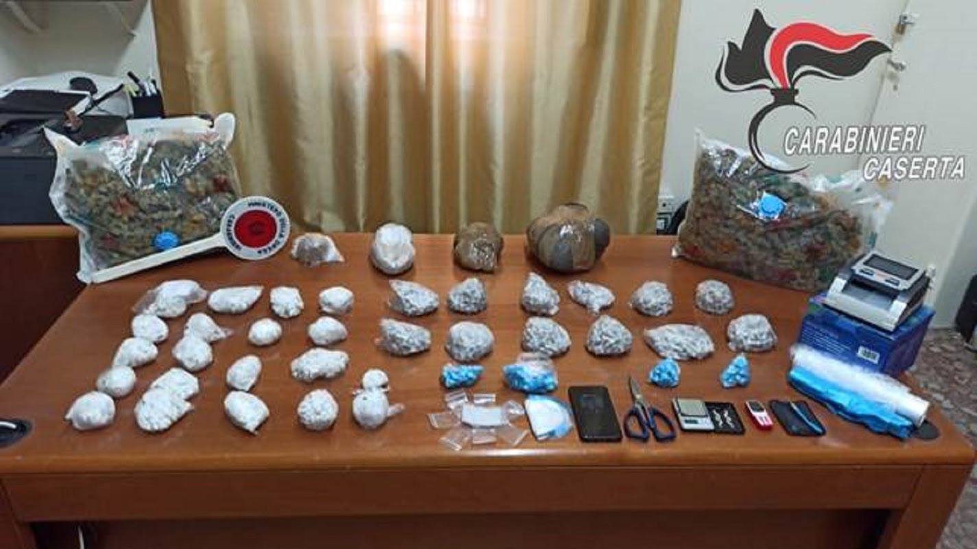 Caivano: 59enne deteneva in casa chili di diverse sostanze stupefacenti, arrestato