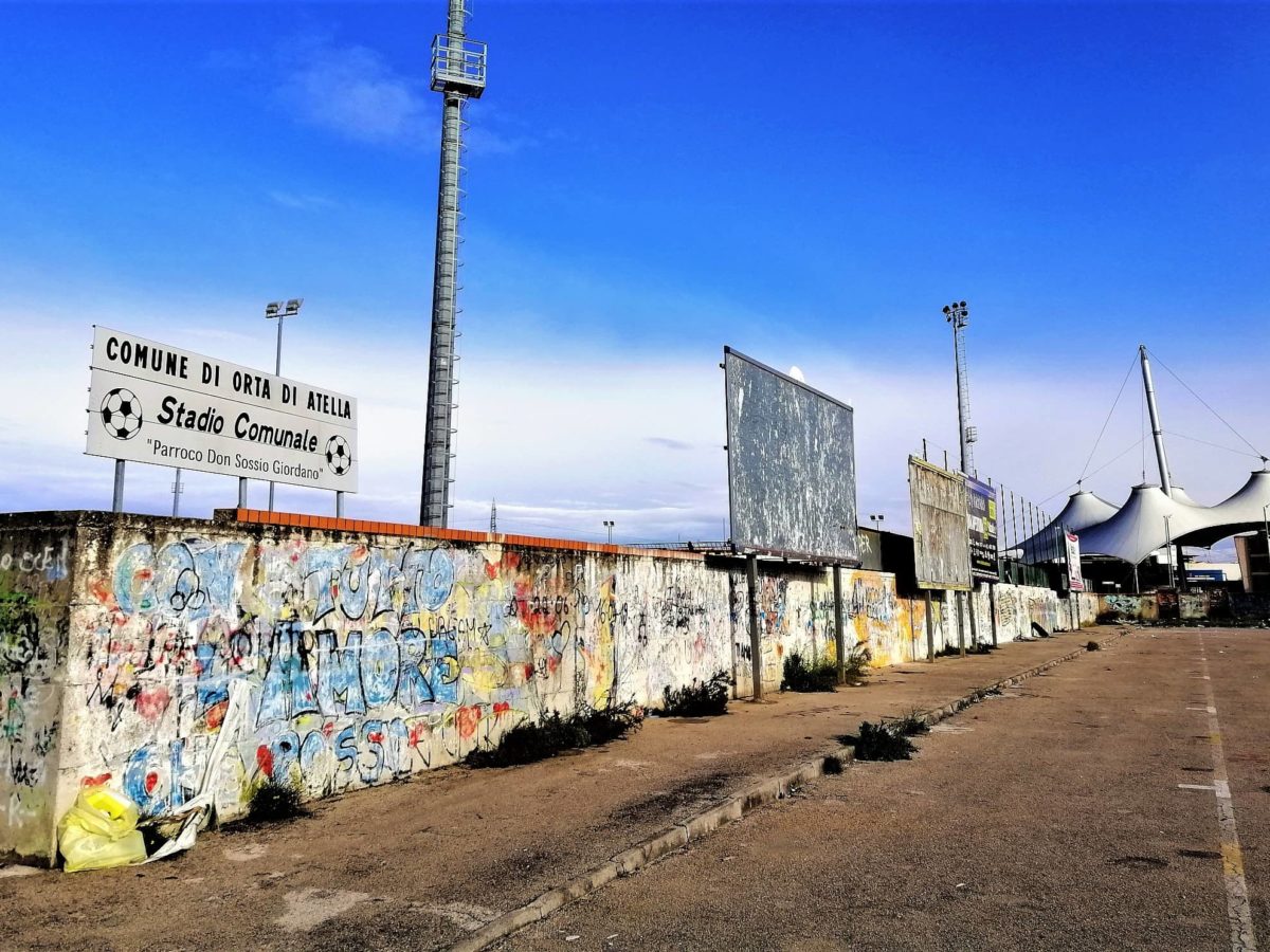 Orta di Atella. Grave incendio nel campo sportivo, scoppia la rabbia dei cittadini