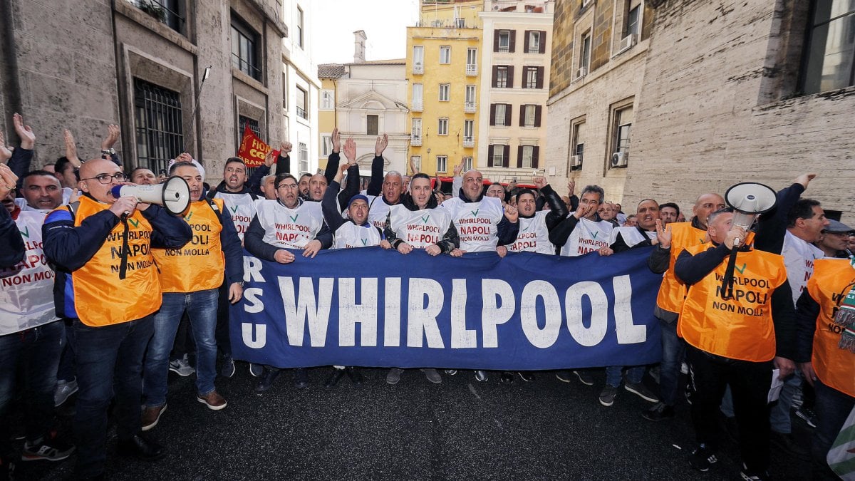 Whirlpool Napoli: Licenziamenti congelati fino al prossimo ottobre
