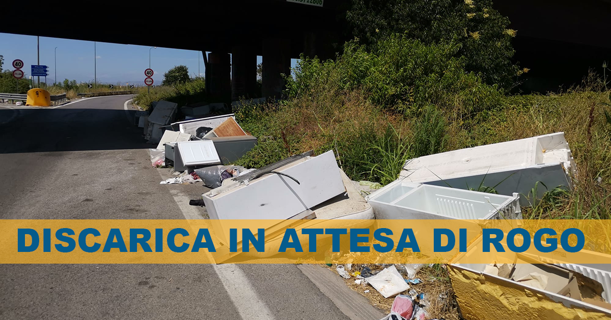 Uscita Asse Mediano Afragola: discarica in attesa di essere incendiata