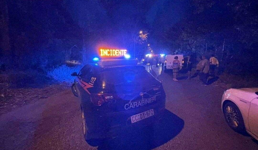 Scontro sulla Domitiana: ferito intubato portato via in codice rosso