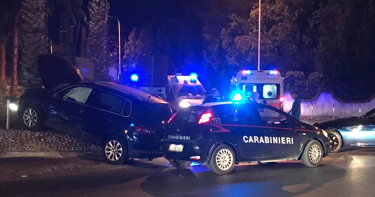 Frattamaggiore: Incidente incrocio via Vergara, auto contro albero, feriti in ospedale