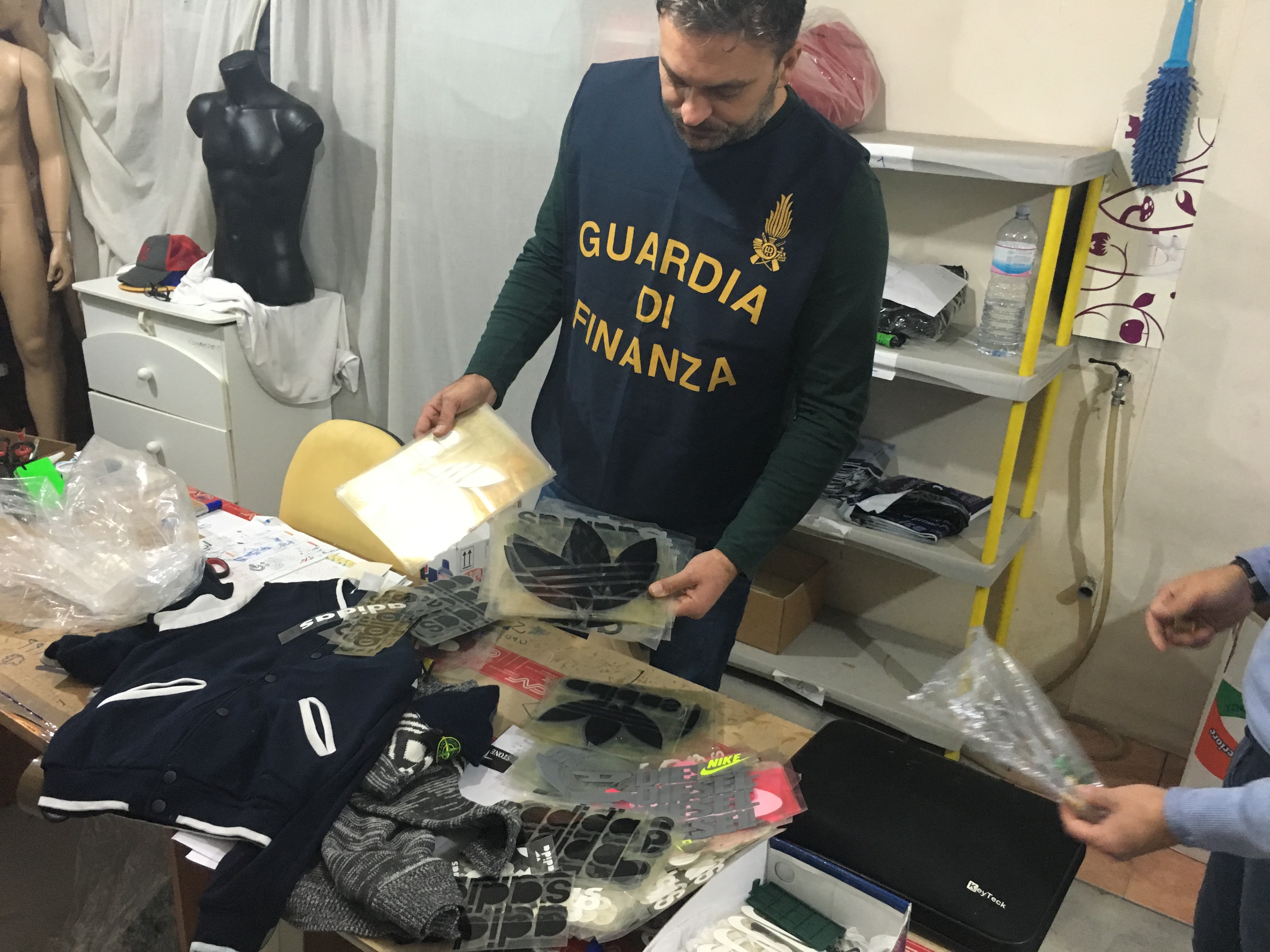 Scoperto magazzino di noti marchi contraffatti, denunciati un 62enne di Afragola e un 66enne di Marcianise
