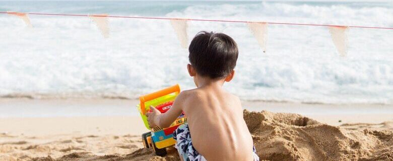 Incidente sulla spiaggia a Palinuro: Bimbo di 5 anni si incastra con la mano nella sdraio, tranciato dito