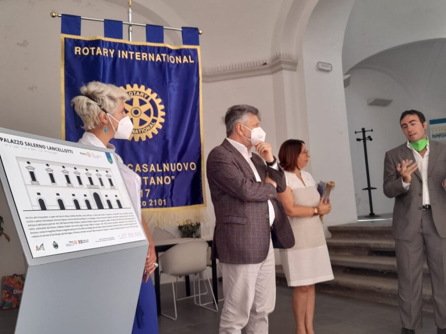 Casalnuovo di Napoli, il Rotary Club Acerra-Casalnuovo “A.Montano” dona  il primo pannello tattile con iscrizioni in Braille installato a Palazzo Salerno Lancellotti