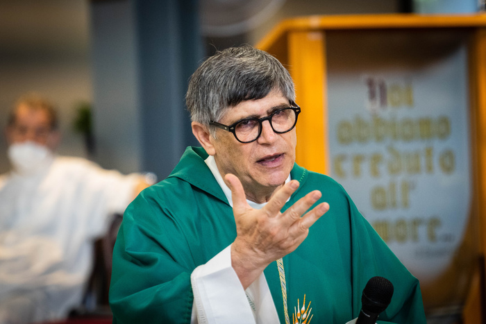 Lo sfogo di Don Maurizio Patriciello: “Possiamo unirci contro la camorra come con la nazionale di calcio?”