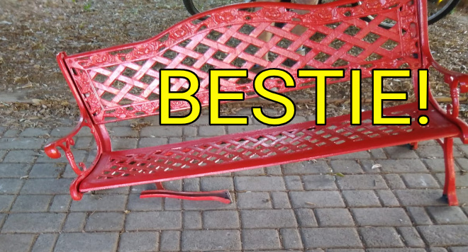 Grumo Nevano: Distrutta la panchina rossa nella villa comunale