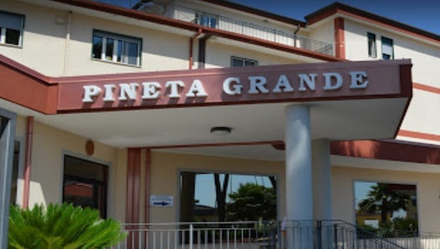 Tragedia in clinica Pineta Grande: neonato muore dopo un parto naturale. Indagano i carabinieri