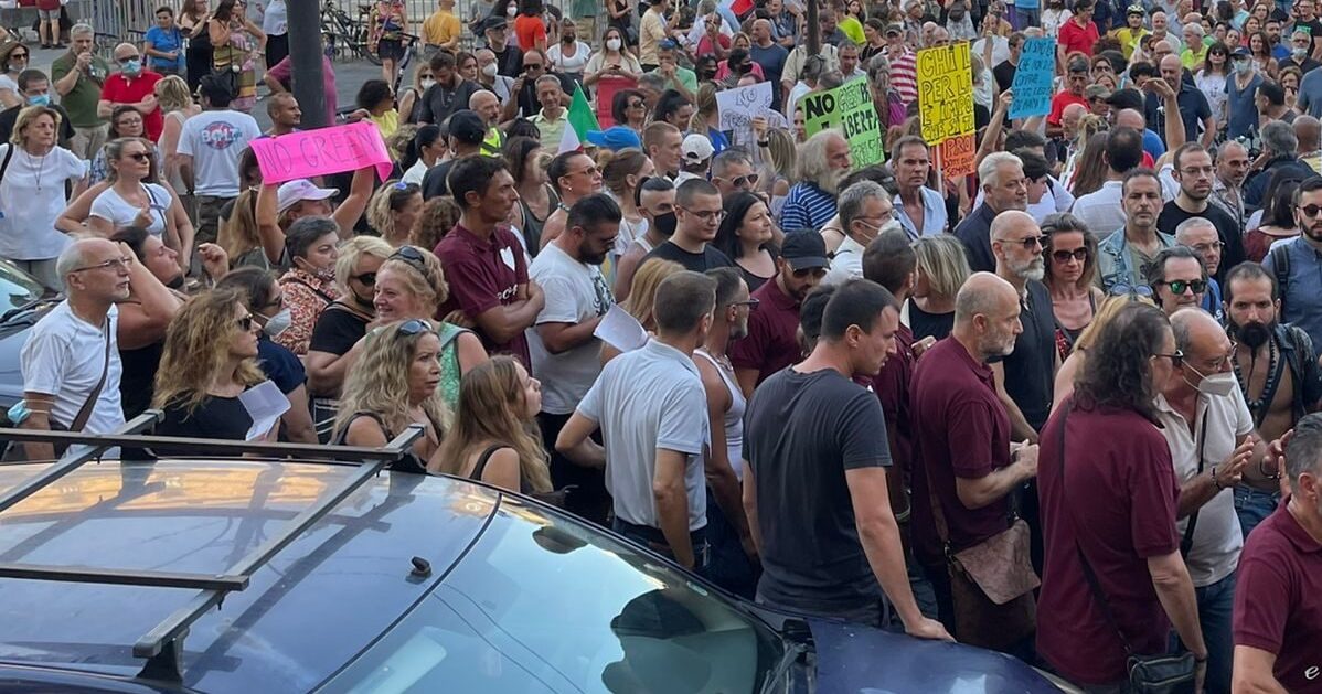 “No Green Pass” in corteo a Napoli, aggredita giornalista di SkyTG 24