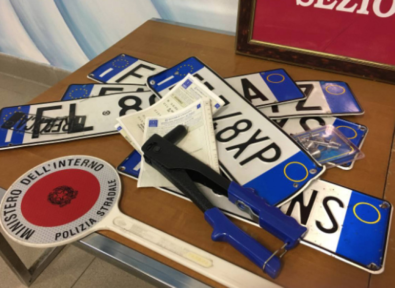 Giugliano: Nissan Qashqai con telaio e targa falsi, scatta la denuncia