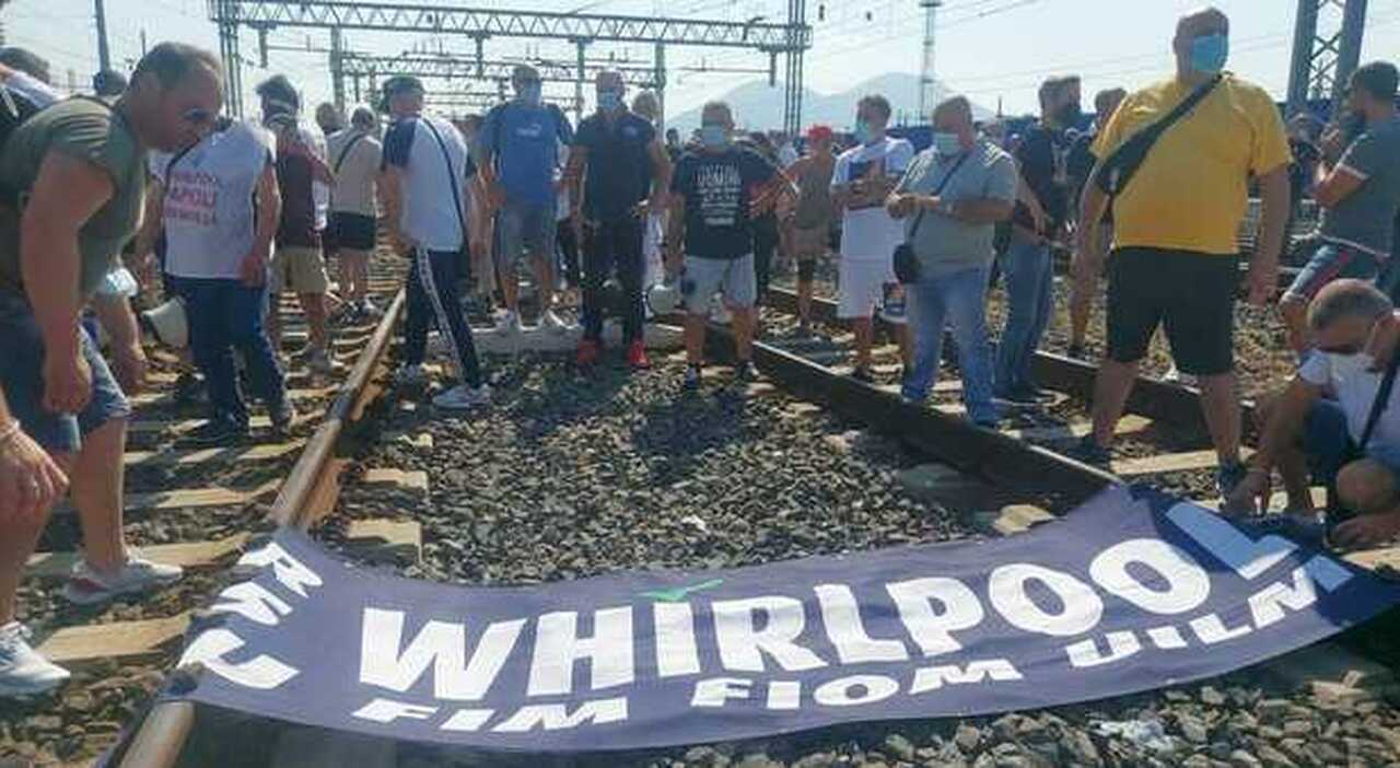Whirlpool Napoli: Gli operai occupano i binari alla stazione centrale
