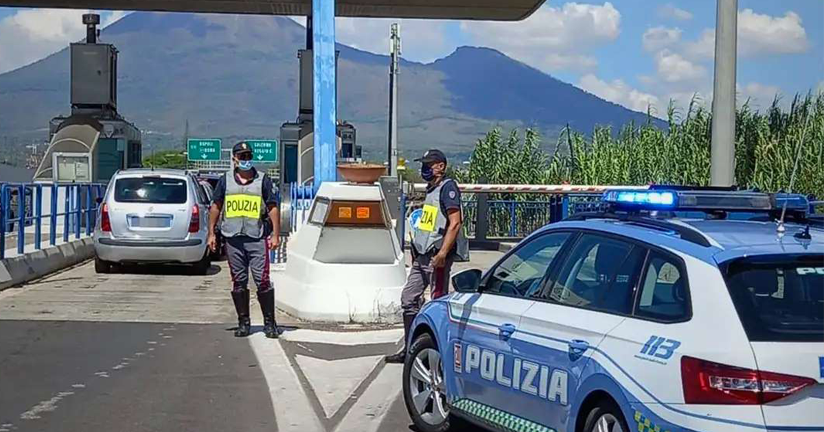 Speronano un’auto e rapinano le persone a bordo, arrestati 3 stabiesi