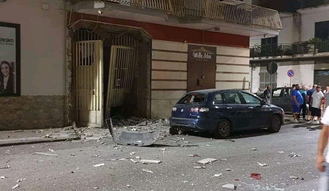 Afragola: tornano le bombe, distrutto portone di un palazzo