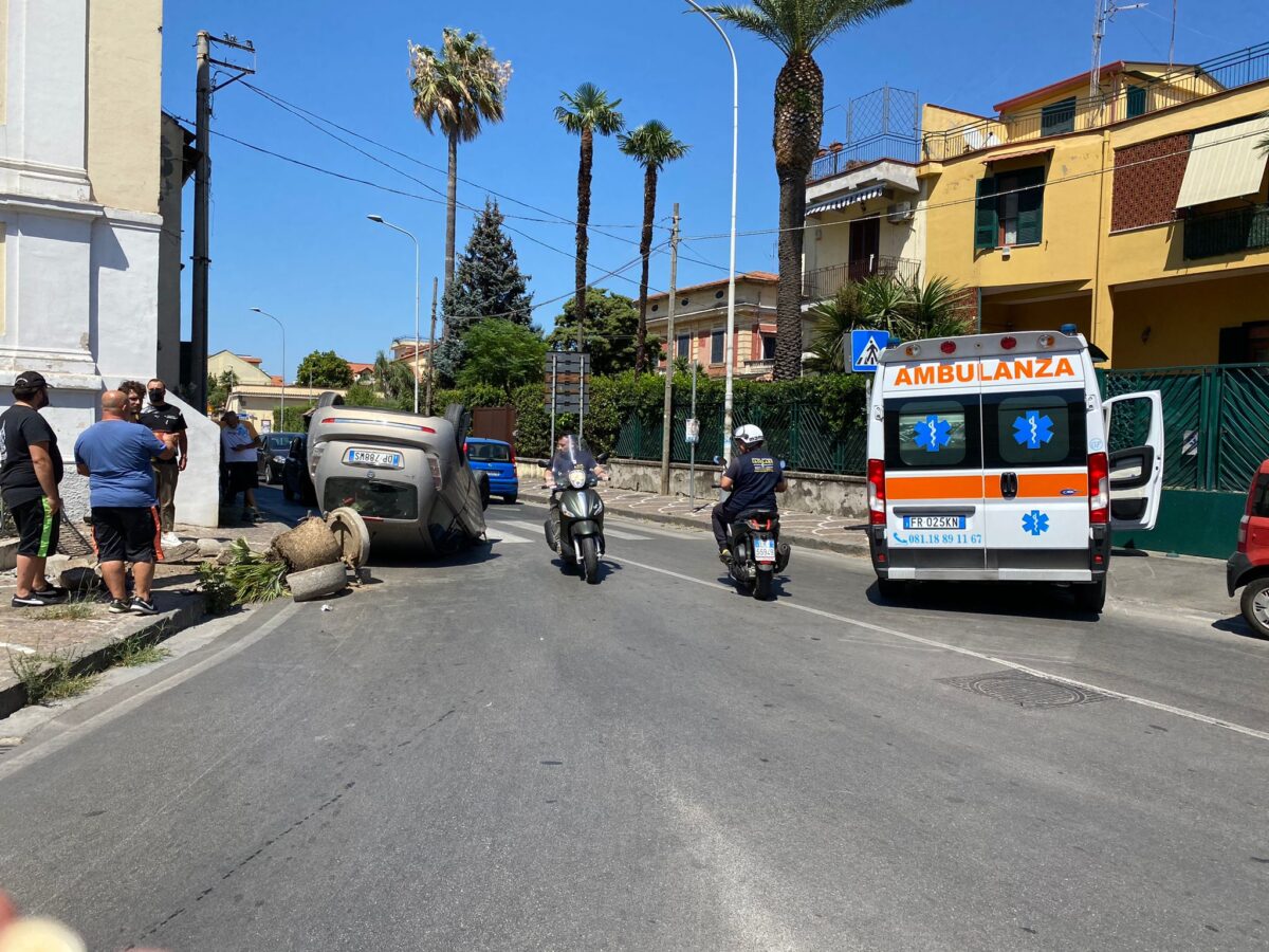 Giugliano, ancora un incidente: auto capovolta