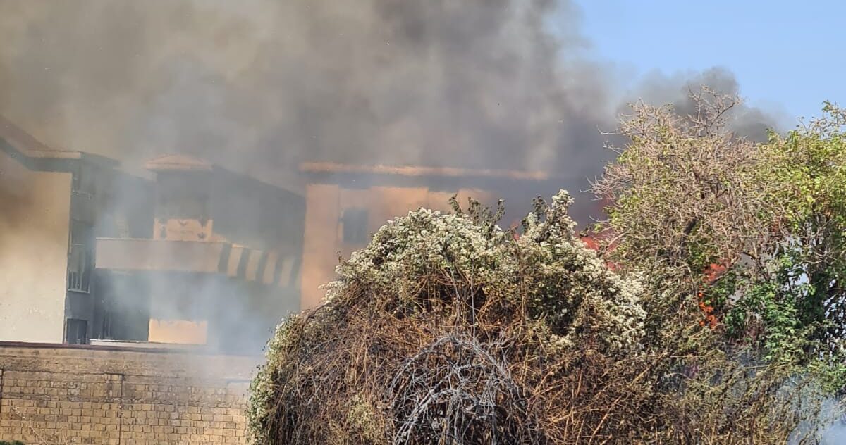 Afragola: incendio nei pressi del cimitero