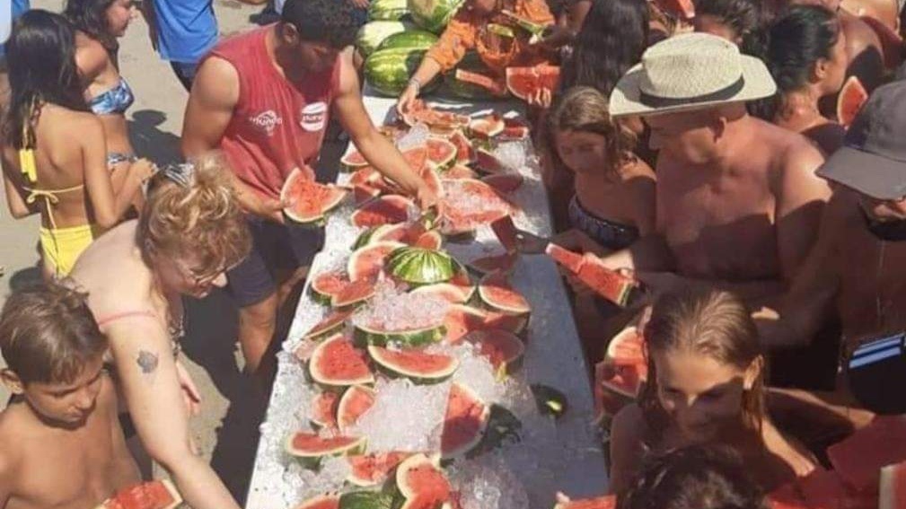 “Melonata” a Miseno, nel lido dell’Aeronautica. Borrelli: inaccettabile