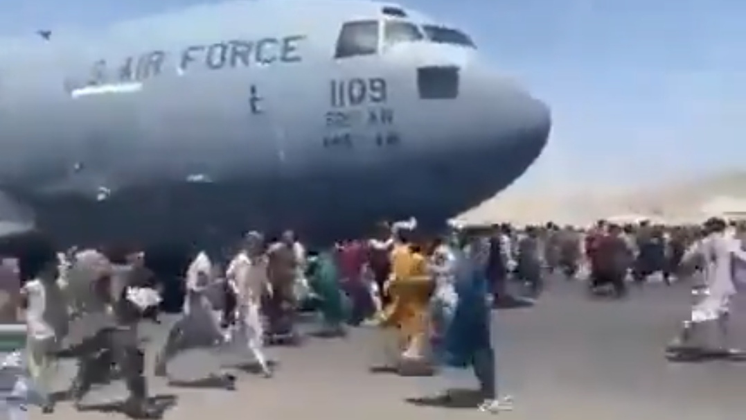 Fuga da Kabul: civili si aggrappano agli aerei