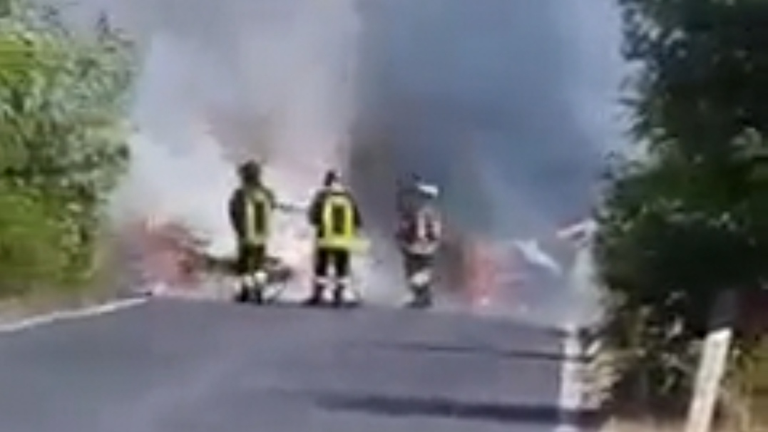 Incidente sulla litoranea: auto in fiamme, bambini estratti dalle lamiere