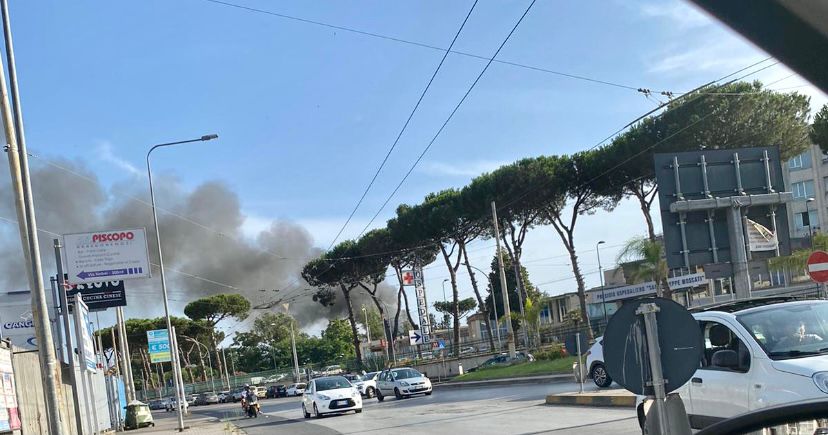 Aversa: Fumo e fiamme in un vivaio nei pressi dell’Ospedale Moscati