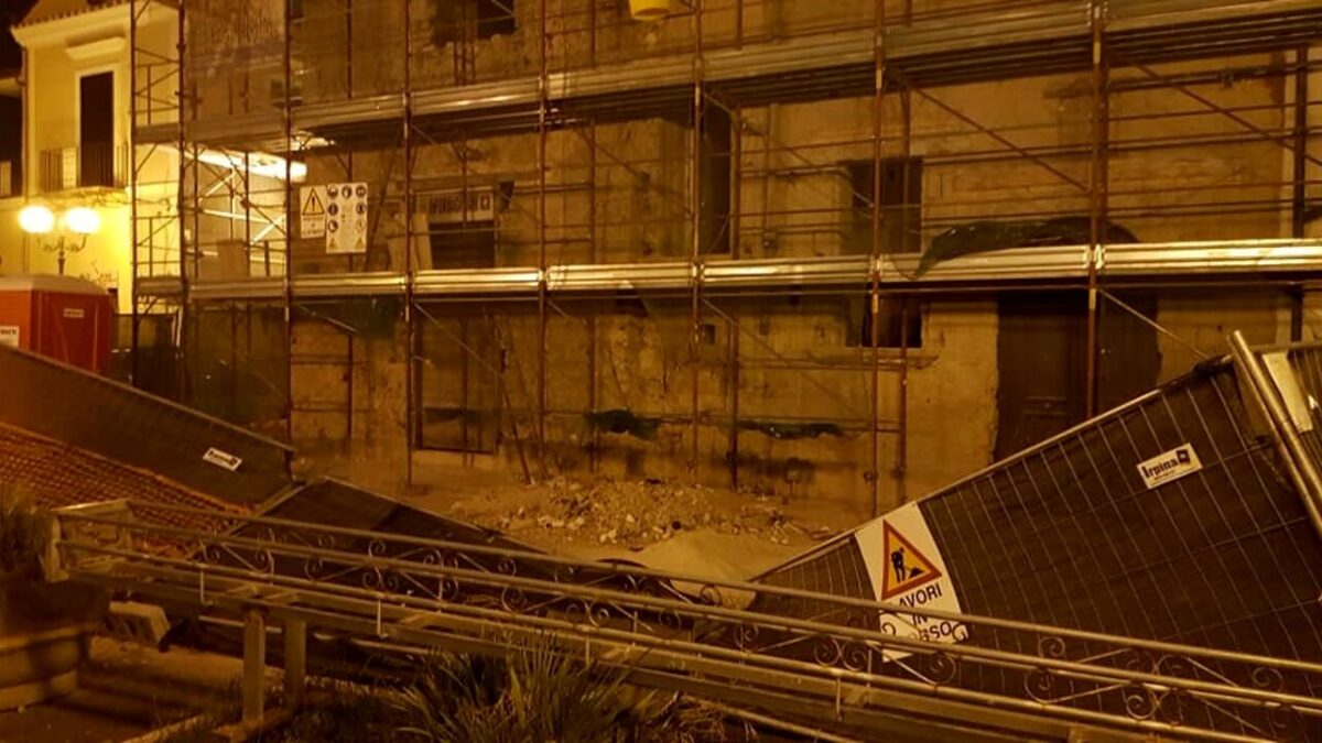 Raid vandalico nel cantiere della sede della Polizia Municipale, indignazione da parte dei cittadini